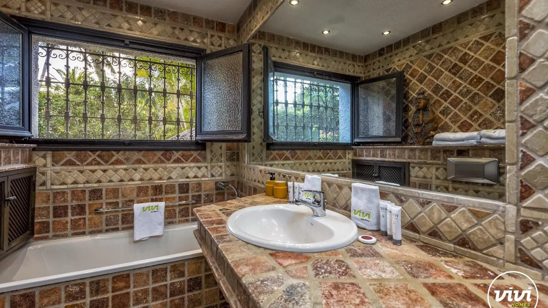 Vivi Homes - Villa Costabella Pool, Sauna, Garden & Beach Marbella